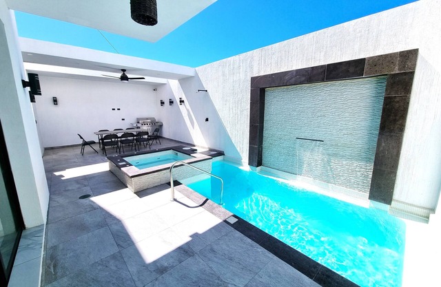 New Luxury 4BR Private Heated Pool and Jacuzzi Villa.