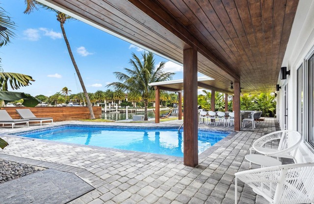 New Luxury 5BR Waterfront Villa w/ pool sleep 12