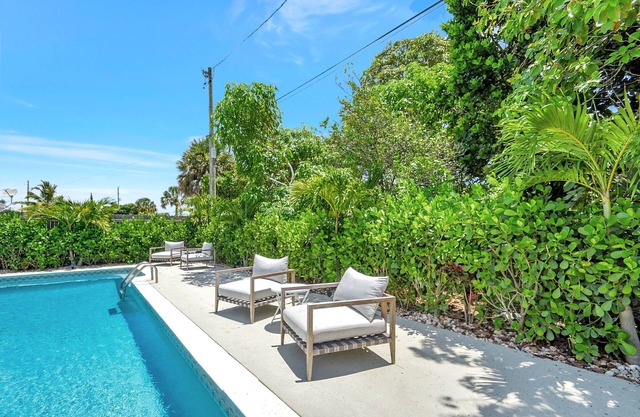 NEW: "Paradise Palm"4/2 with Pool!