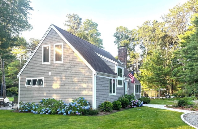 NEW SEABURY 3-bdrm Sleeps 8, Walk to Beach, Great Location, Dog Friendly