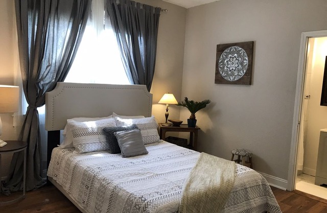 NEW! Spacious Uptown, 3 BR, Sleeps 6, Walkable, by Audubon Park, Tulane, Loyola