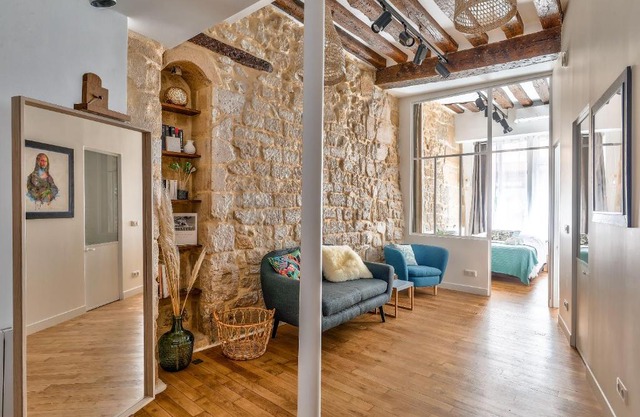 New Stunning 4 Bdrs Apt, With AC – Le Marais