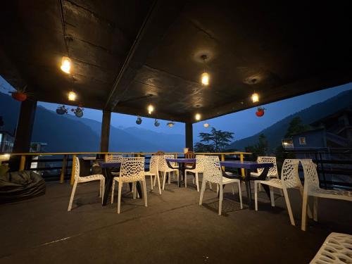 New Suraj Inn - Nestled near Hidimba Temple ! Rooftop Cafe With Hampta View ! Private Parking