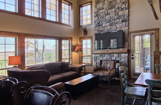 New to the program - 4 Bedroom Creekside Condo, Ski in/Ski out Luxury
