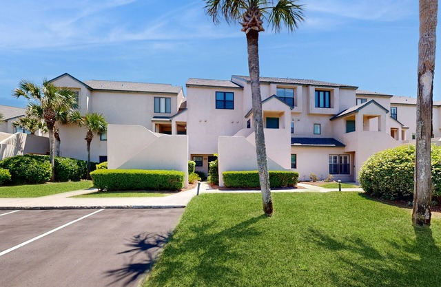Newly Decorated, Oceanfront Townhouse with Patio, WiFi, W/D & Shared Pool