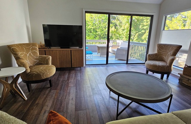 Newly Renovated 2 Bed/2 Bath Keowee Key Twnhse - Lake access & Resort Amenities