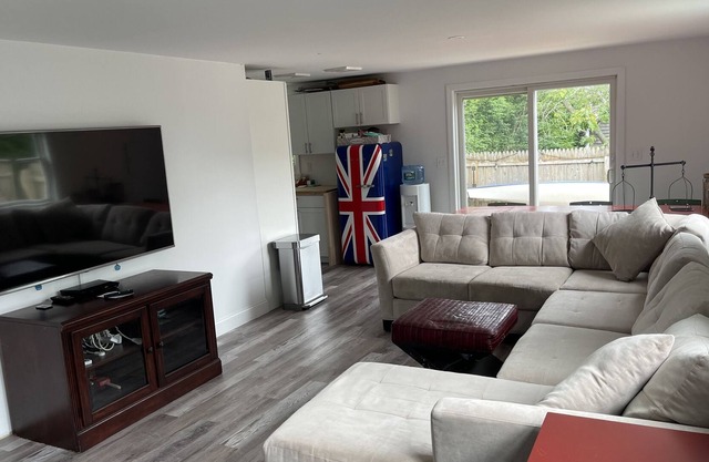 Newly Renovated Cottage Across from the Ocean, Walk or Hampton Hopper to Town!