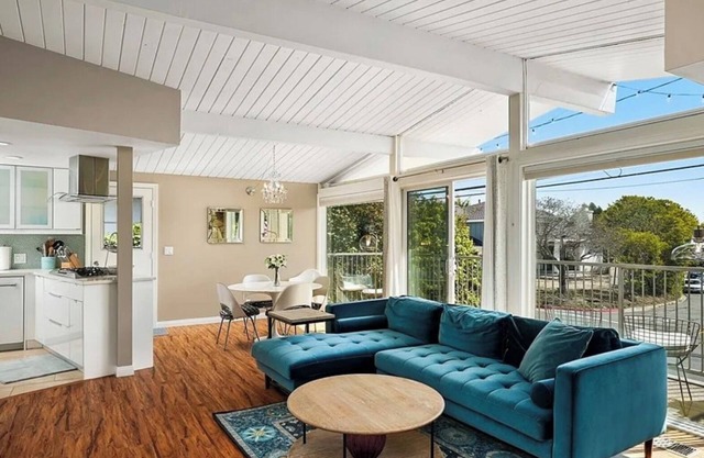 Newly Renovated Mid-century - Walk to Harbor/Doheny! 🐾