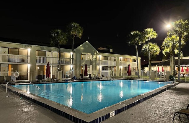 Newly Room in Cozy Hotel With Super Location Parks
