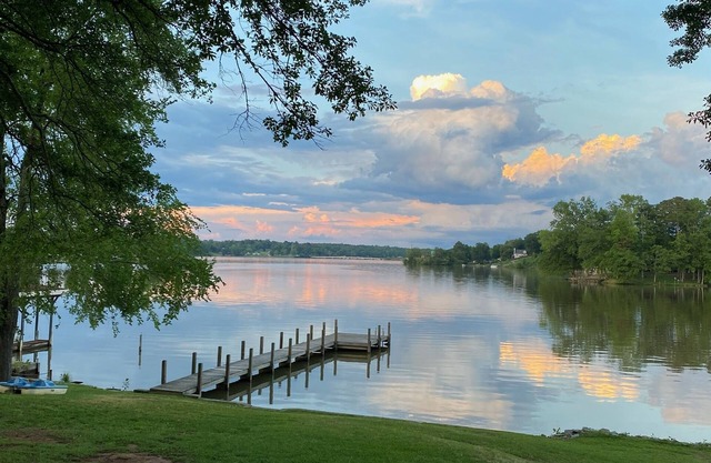 Newly Updated Lake Front Family-friendly Getaway on Lake Greenwood