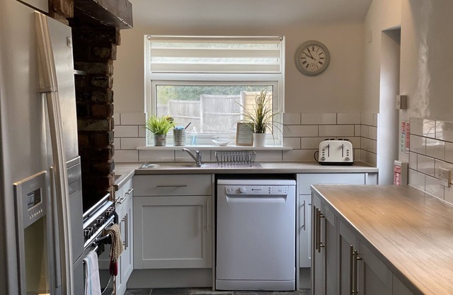 Newlyn House - Double Furnished Bedroom