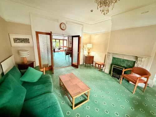 Next to hyland hotel Family rooms with attached bathroom