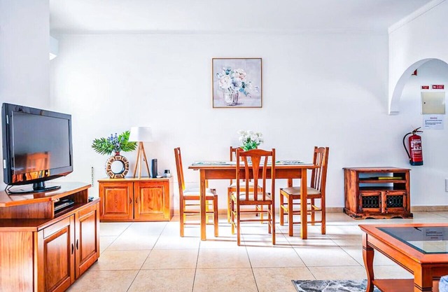 Nice 2 Bed 1st floor Apt on Oasis Parque (AT72)
