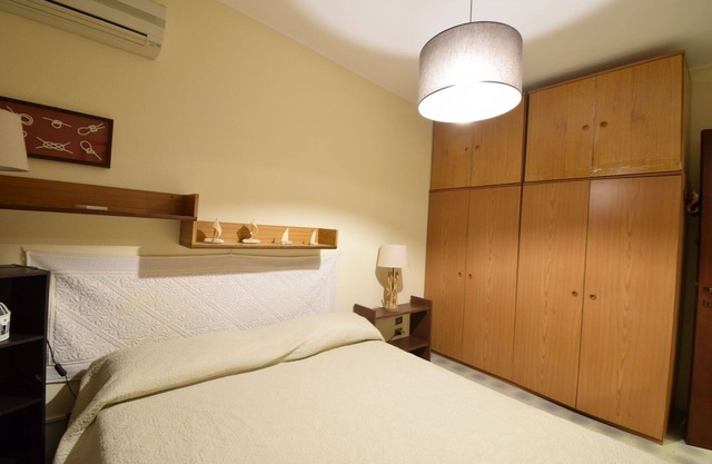 Nice apartment for 6 guests with A/C, TV, pets allowed and parking