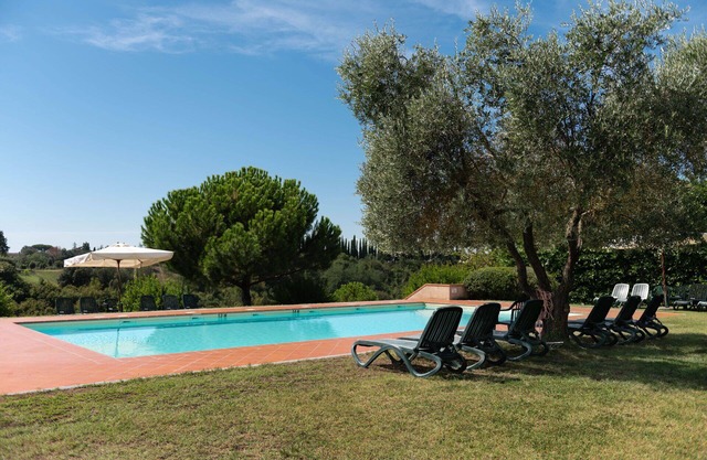 Nice apartment for 8 people with WIFI, hot tub, pool, pets allowed and parking