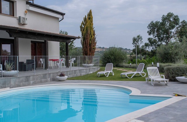Nice apartment in villa with A/C, WIFI, pool, TV, patio, pets allowed, panoramic view, parking