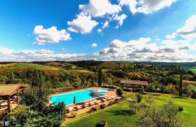Nice apartment with WIFI, A/C, pool, TV, patio, panoramic view, parking, close to San Gimignano