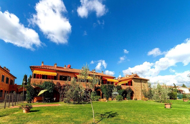 Nice apartment with WIFI, pool, A/C, TV, veranda, panoramic view, parking, close to San Gimignano