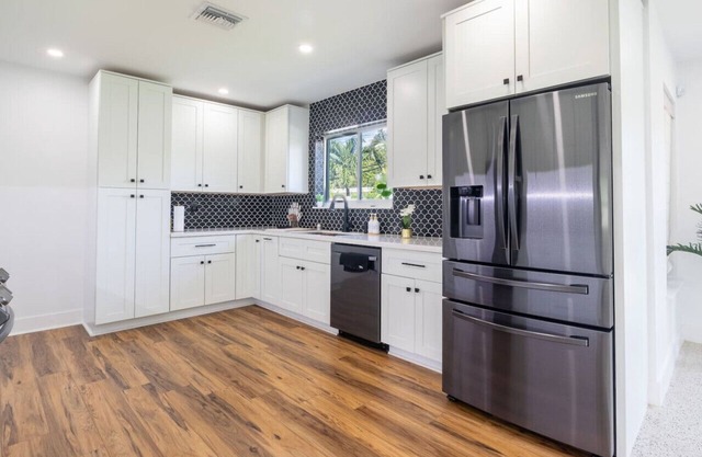 Nice & Comfortable House 3bed 2 bath w/3 parking!