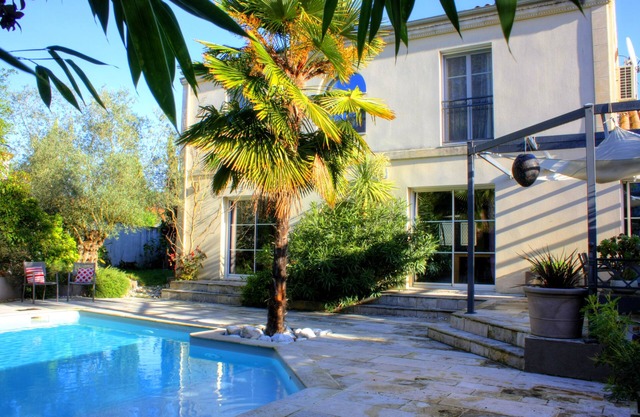 Nice house, 5 bedrooms with heated pool in 15 minutes from Bordeaux Center