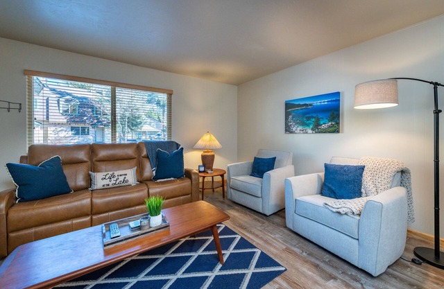 Nicely updated Lake Forest Glen end unit townhome