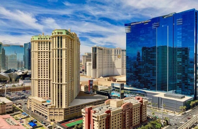 No Resort Fee ! Balcony Strip View Suite - Pool