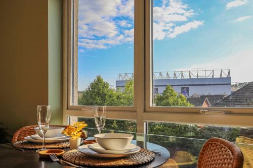 Noah Suite by Koya Homes - 2-Bed Apartment, Cardiff City Stadium View & Free Parking