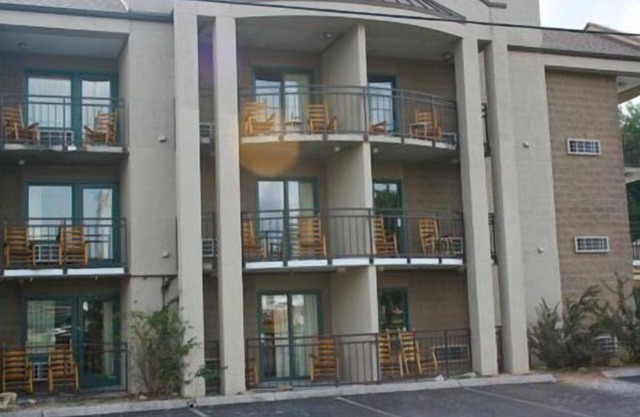 Norma Dan Motel - Near Dolly Parton's Stampede Dinner Attraction