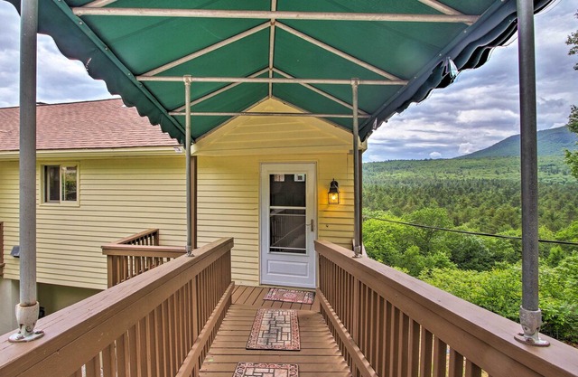 North Conway Family Condo w/ 3 Decks & Mtn Views!