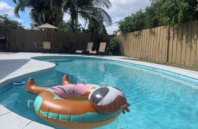 Oasis Pool Home less than 10 minutes from Beach