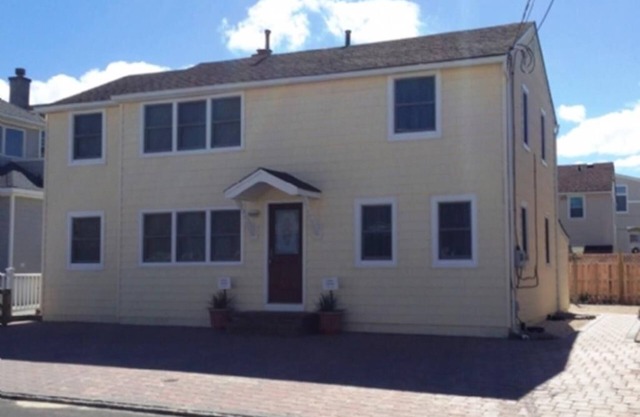 Ocean Block. Internet/WIFI. Deck. Washer & Dryer. Well-maintained first floor.