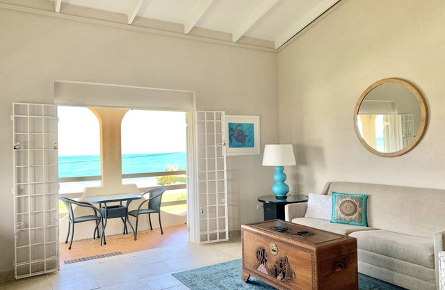 Ocean facing spacious One Bedroom Apt two minutes walk to the beach