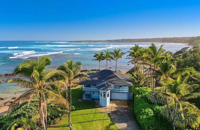 Ocean Front 3-bedroom house in phenomenal Anahola with WiFi