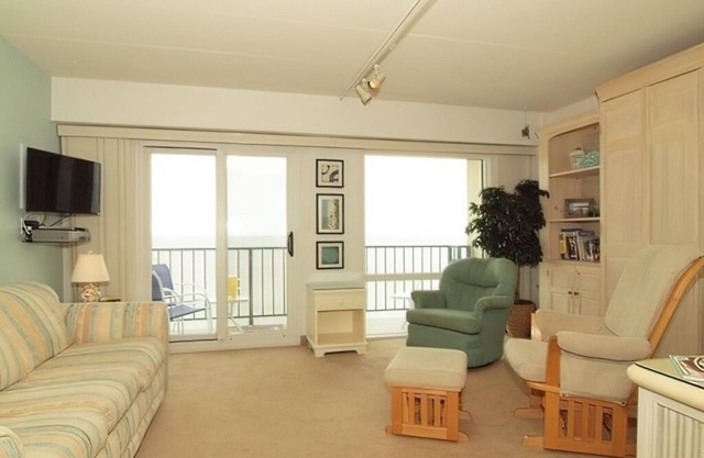 OCEAN FRONT CONDO. ENJOY YOUR MORNING COFFEE SITTING ON YOUR PRIVATE BALCONY WATCHING THE SUNRISE.