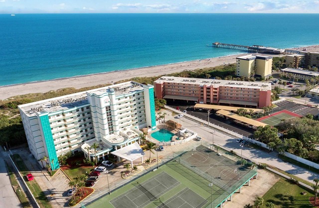 Ocean Front Resort - 2BR Condo -Near the Pier - Tiki Bar - Pool - Game Room