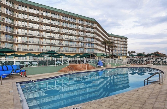 Ocean View 2BR w/Balcony, Full Kitchen, Resort Amenities & Direct Beach Access