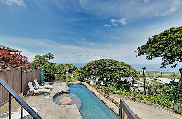 Ocean-View All-Suite Oasis: Private Pool, Lanai – Near Magic Sands Beach