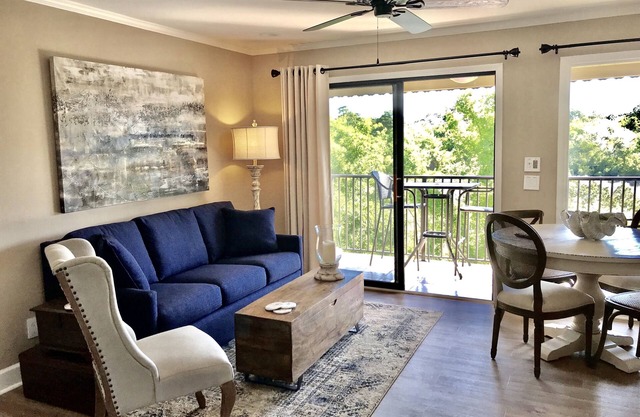 Ocean View Designer w/KING BED! Beach Bar Pool GYM Tennis & More!