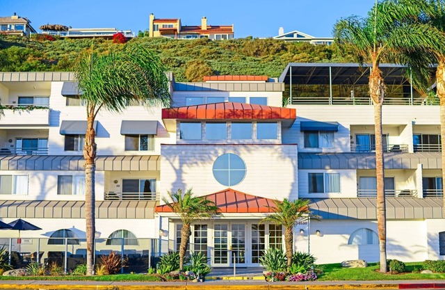 Ocean view with bbq equipped balcony 1-bedroom condo with AC, in Dana Point