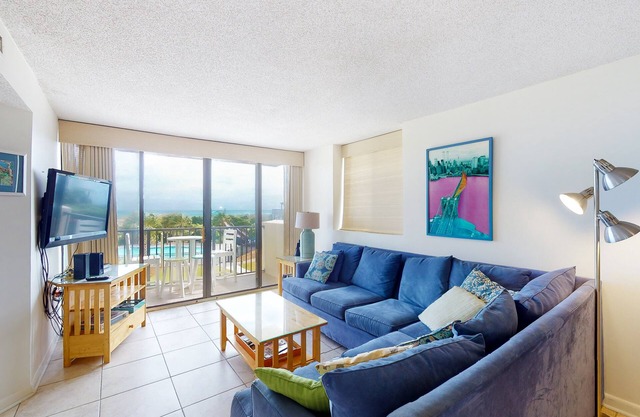 Oceanfront, 2nd-Floor Condo with Balcony, Ocean View & Shared Hot Tub/Pools