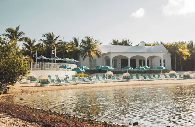 Oceanfront Accommodation | Enjoy Breakfast with a Scenic View from Your Balcony