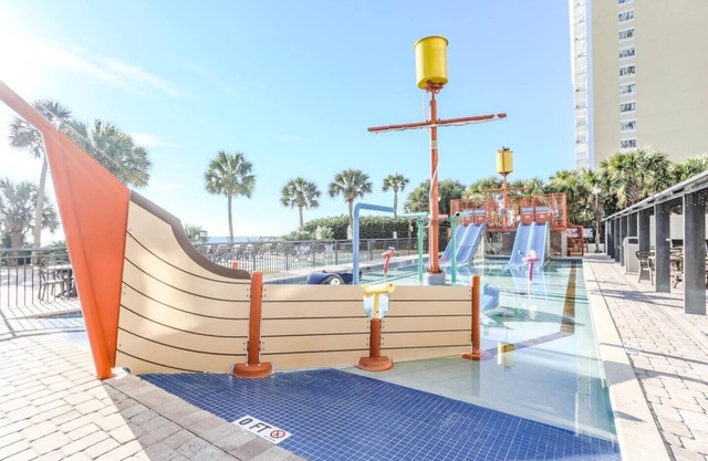 Oceanfront HoneyMoon Suite*Jaccuzi*Pools*Downtown