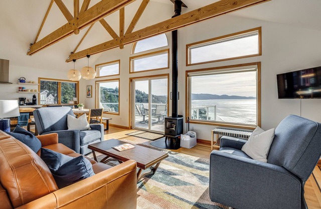 Oceanside Escape w/Stunning Views: Walk to Beach!