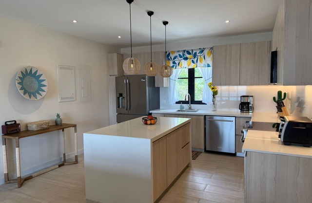 Oceanview Apt, 3BR/2BA in The Catalinas, 5 min walk to the beach, free parking