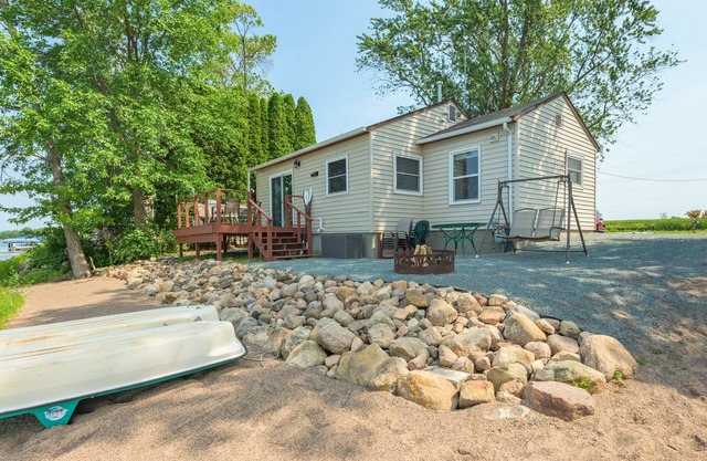 October Weekend still available Cozy Lakefront 2 BR- 1BA, Welcomes you!