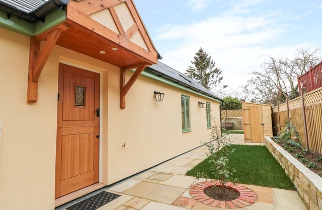 OLD SORTING OFFICE, pet friendly, with a garden in Winchcombe