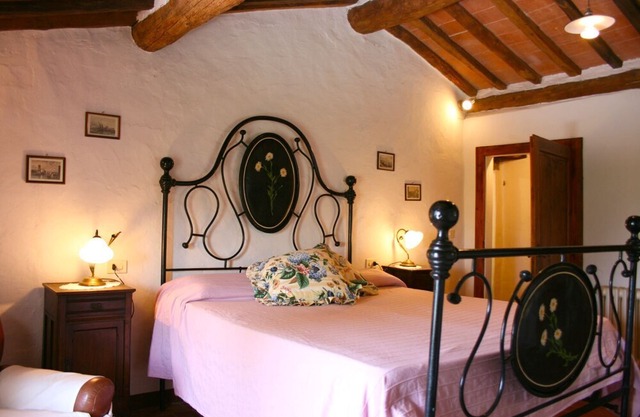 Old stone house with private pool, panoramic position, quiet and ideal starting point for visiting T
