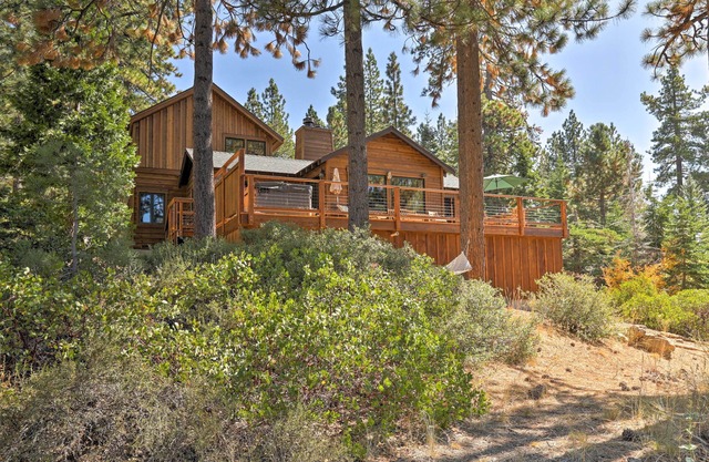 'Old Tahoe' Brockway Lodge w/Hot Tub & Lake Views!