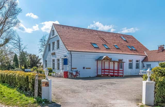 On a secluded property and surrounded by lots of nature is this large and bright vacation apartment.