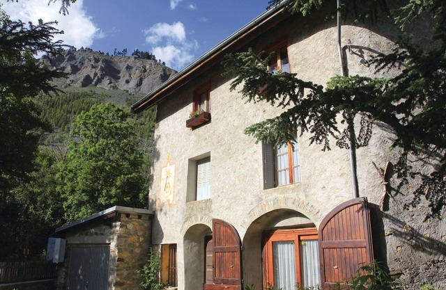 On an exceptional site, old stone house on the edge of the Ecrins park